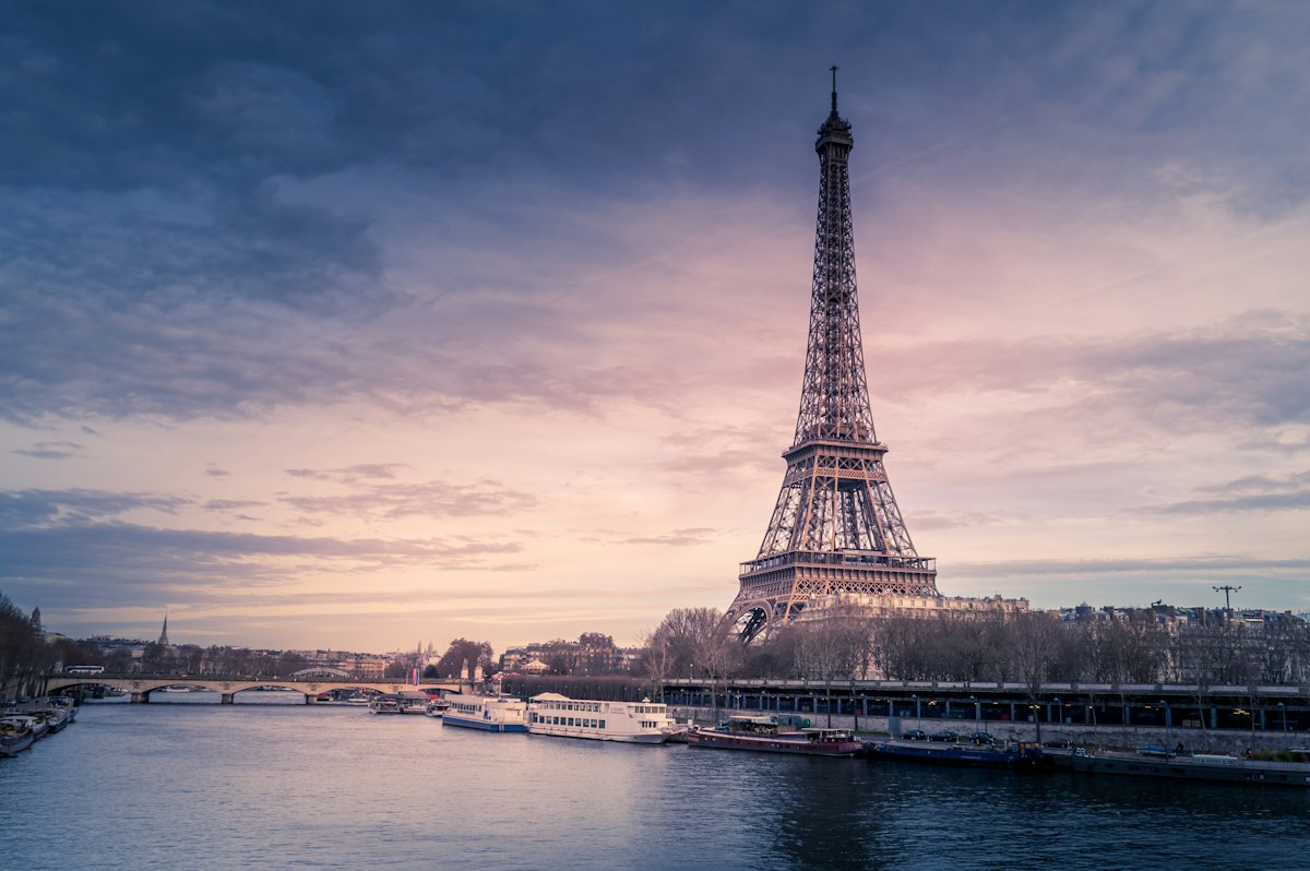 Torre Eiffel junto ao rio Sena em Paris